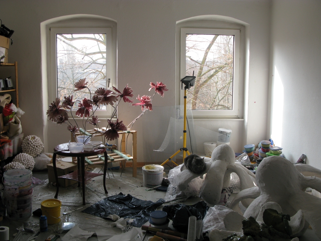 Blumenskulpturen füllen die Wohnung von Nathalie Djurberg und Hans Berg
