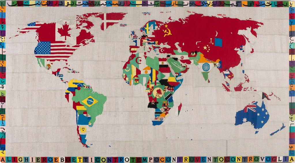 World map made of fabric with the flags on the matching country. At the edge there are colourful fields with sentences in Arabic and Roman script. Alighiero Boetti, Sammlung Goetz Munich
