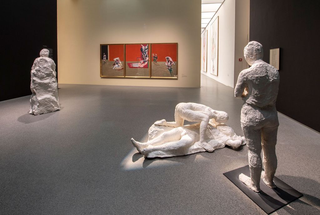 Exhibition space of the Pinakothek der Moderne Munich with three-part sculpture group by George Segal and tryptichon by Francis Bacon, Sammlung Goetz Munich
