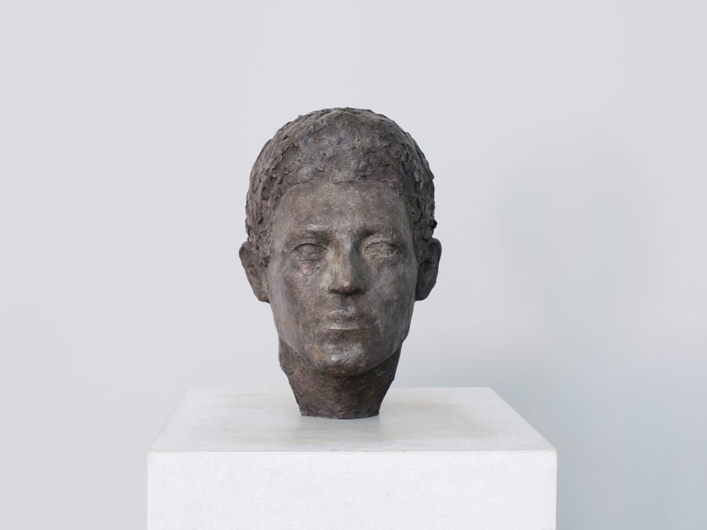 Bronze sculpture of the head of a young man. Teresa Hubbard/Alexander Birchler, Sammlung Goetz Munich
