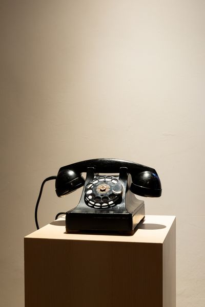 Aufnahme eines alten, schwarzen Schnurtelefons mit Wählscheibe. Janet Cardiff/George Bures Miller, Sammlung Goetz München