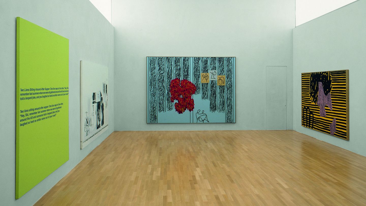 Diese Installationsaufnahme zeigt zwei Siebdrucke von Richard Prince an der linken, seitlichen Wand. Die Wand geradeaus ist mit einer großformatigen Malerei von Jonathan Lasker behangen, ebenso wie die Wand rechts daneben.