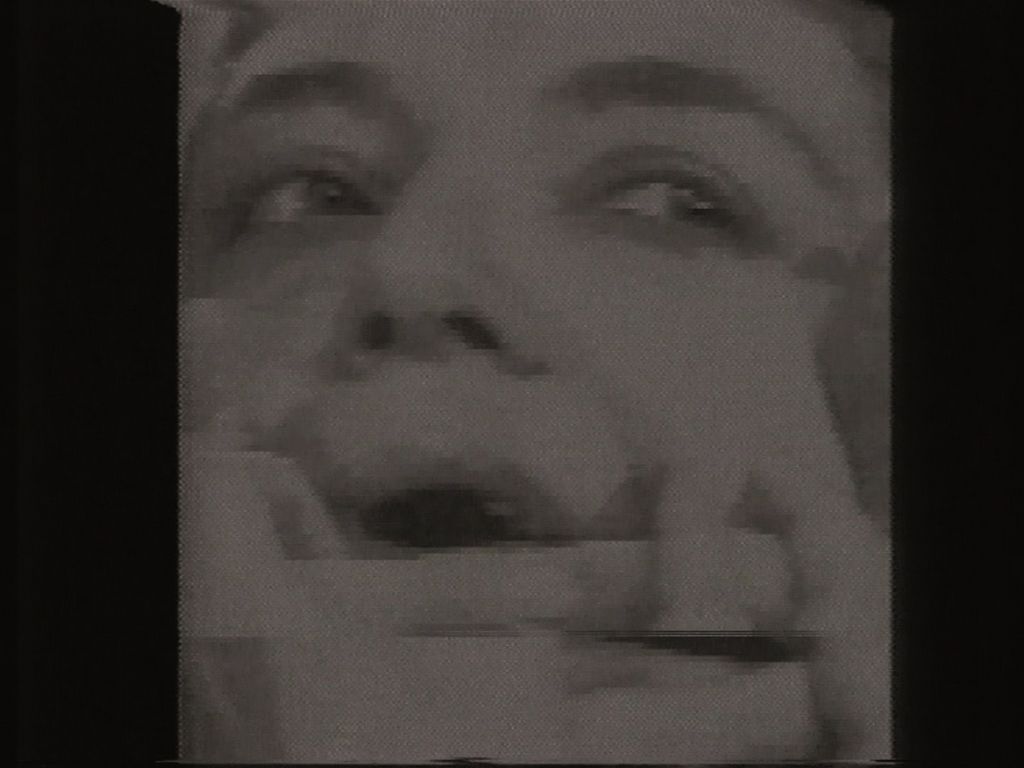 Dieser Bildausschnitt in schwarzweiß zeigt eine Frau mit geöffneten Mund, der von zwei Händen halb zugehalten wird. Mona Hatoum, Sammlung Goetz München