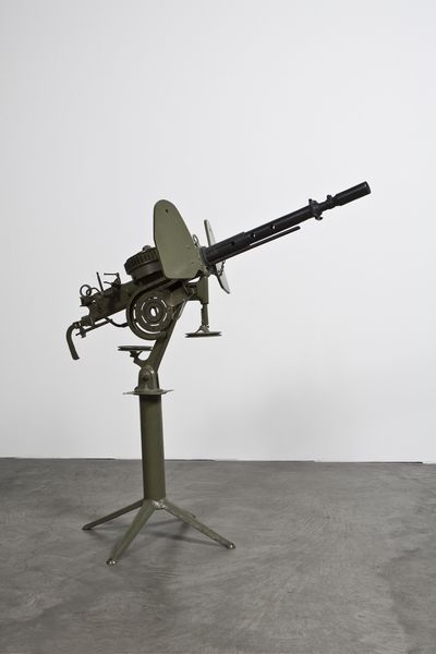 Fotografie eines Maschinengewehrs samt Halterung. Pino Pascali, Sammlung Goetz München