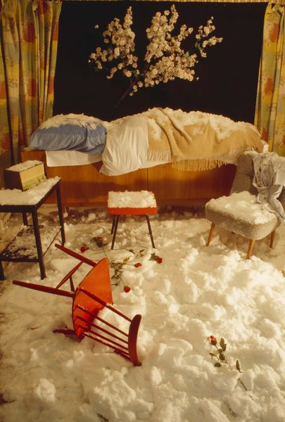 Dia einer Szenerie in einem Wohnzimmer mit derangierten Möbeln und einer weißen Substanz auf allem, die Schnee oder Watte gleicht. Lorenz Straßl, Sammlung Goetz München