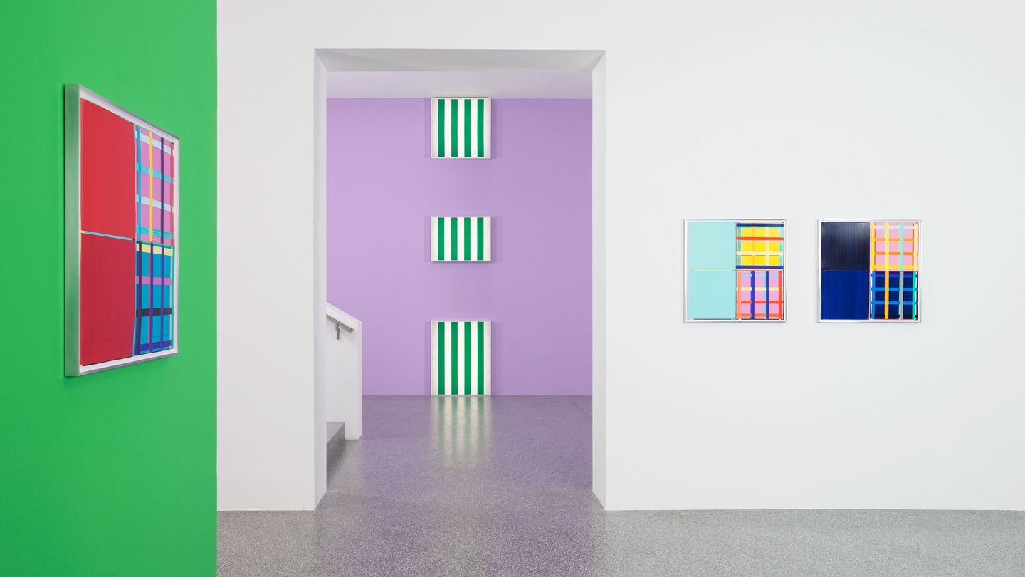 Ausstellungsansicht mit bunten, minimalistischen und zweidimensionalen Werken der Künstler Imi Knoebel und Daniel Buren. Sammlung Goetz München