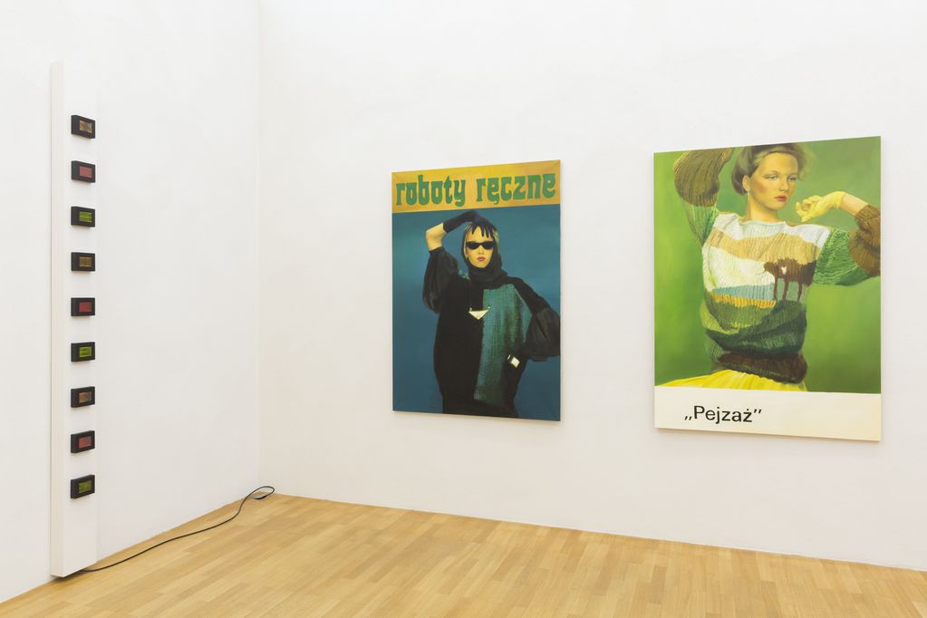 On one wall hang small-format LED panels in a row vertically downwards by the artist Jenny Holzer; on the wall next to them are two large-format paintings of fashion photographs with Polish titles by the artist Paulina Olowska. Sammlung Goetz Munich