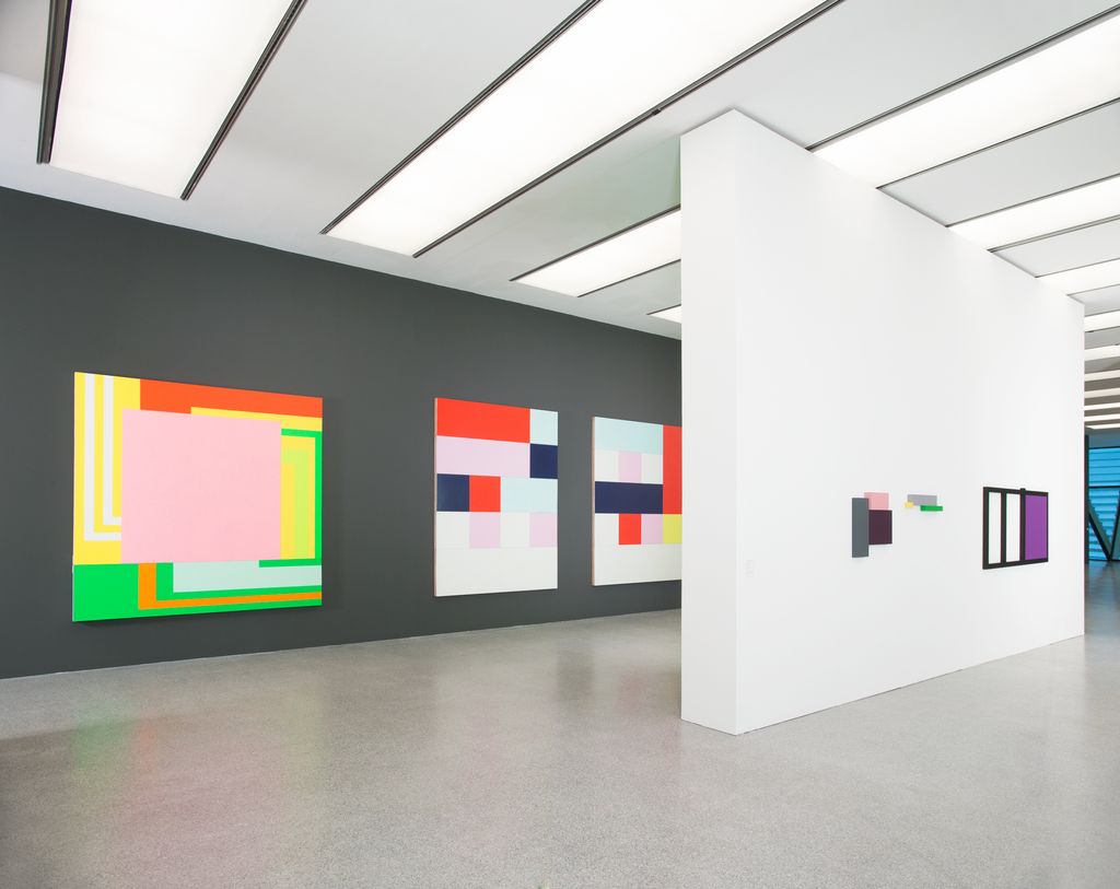 Exhibition view with colourful, minimalist as well as two-dimensional works by the artists Peter Halley, Imi Knoebel and Gerwald Rockenschaub. Sammlung Goetz Munich 