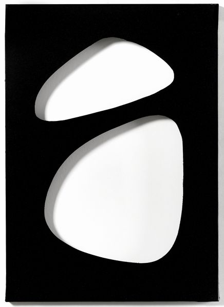 Schwarze Leinwand mit zwei unregelmäßigen ovalen Löchern. Dadamaino, Sammlung Goetz, München