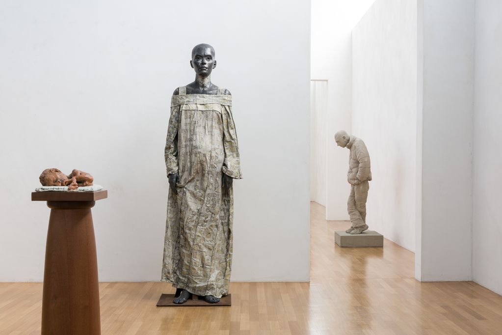 Installation view of the works "Self-Portrait", "Matejka with son" and "guma" (from left to right) by the artist Pawel Althamer in the bright rooms of the Sammlung Goetz. Paweł Althamer, Sammlung Goetz Munich