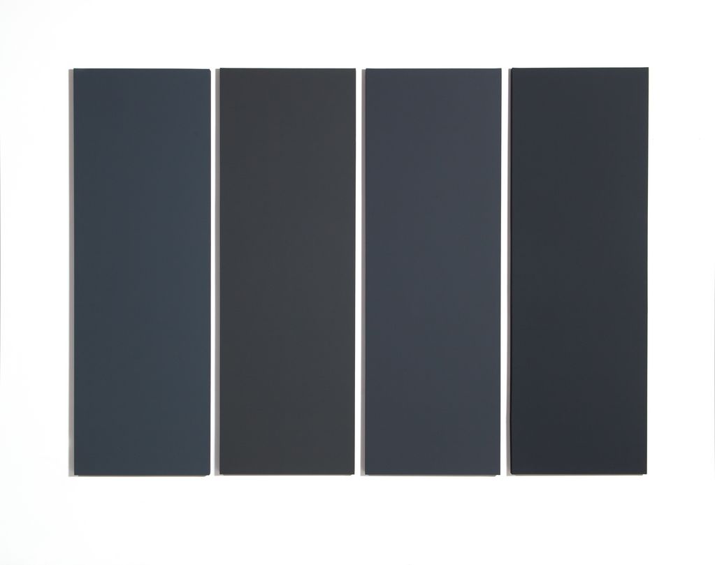 This work consists of four long rectangular canvases painted monochrome in alternating bluish anthracite and black. 