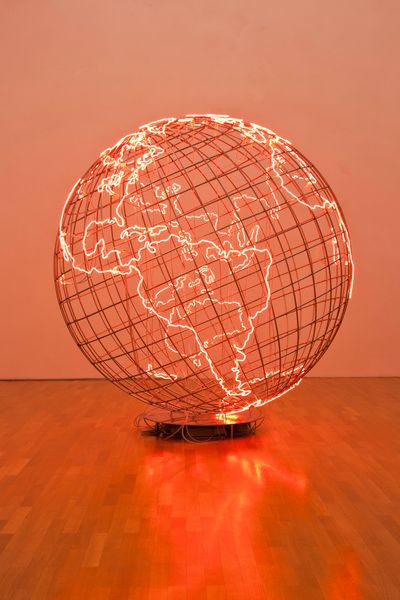 Globe made of stainless steel mesh, the continents are contoured with neon tubes that glow red. Mona Hatoum, Sammlung Goetz Munich