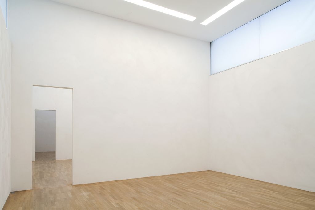 Leere Räume im inneren des Ausstellungsgebäudes der Sammlung Goetz. Breite Fensterbänder schließen die hohen weißen Wände ab.