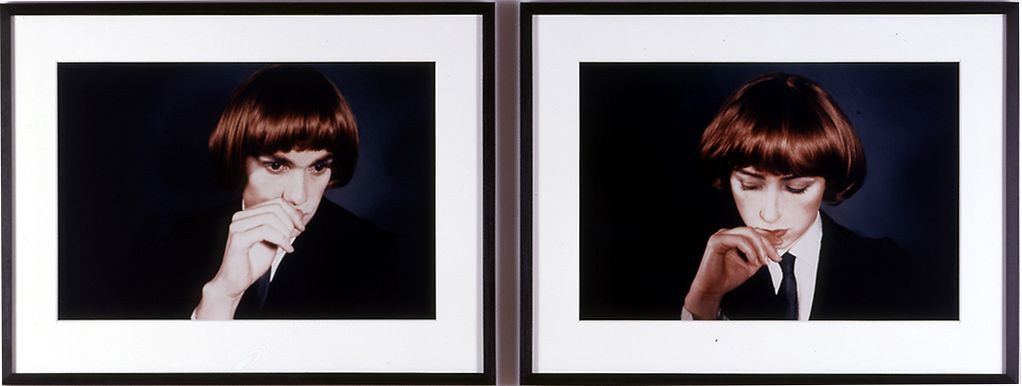 Hier sieht man zwei Fotografien nah beieinander gehängt. Darauf sind jeweils eine Person zu sehen, eine davon ist die Künstlerin selbst. Beide sehen gleich aus, der gleiche Pilzkopfhaarschnitt, das gleiche Make-up, die gleiche Kleidung, nur die Haltung ist ein wenig unterschiedlich.