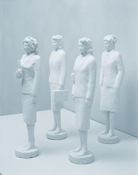 This work consists of four white sculptures of women, made of plaster on the outside. The women look distant and are dressed in office attire. Peter Fischli/David Weiss, Sammlung Goetz Munich