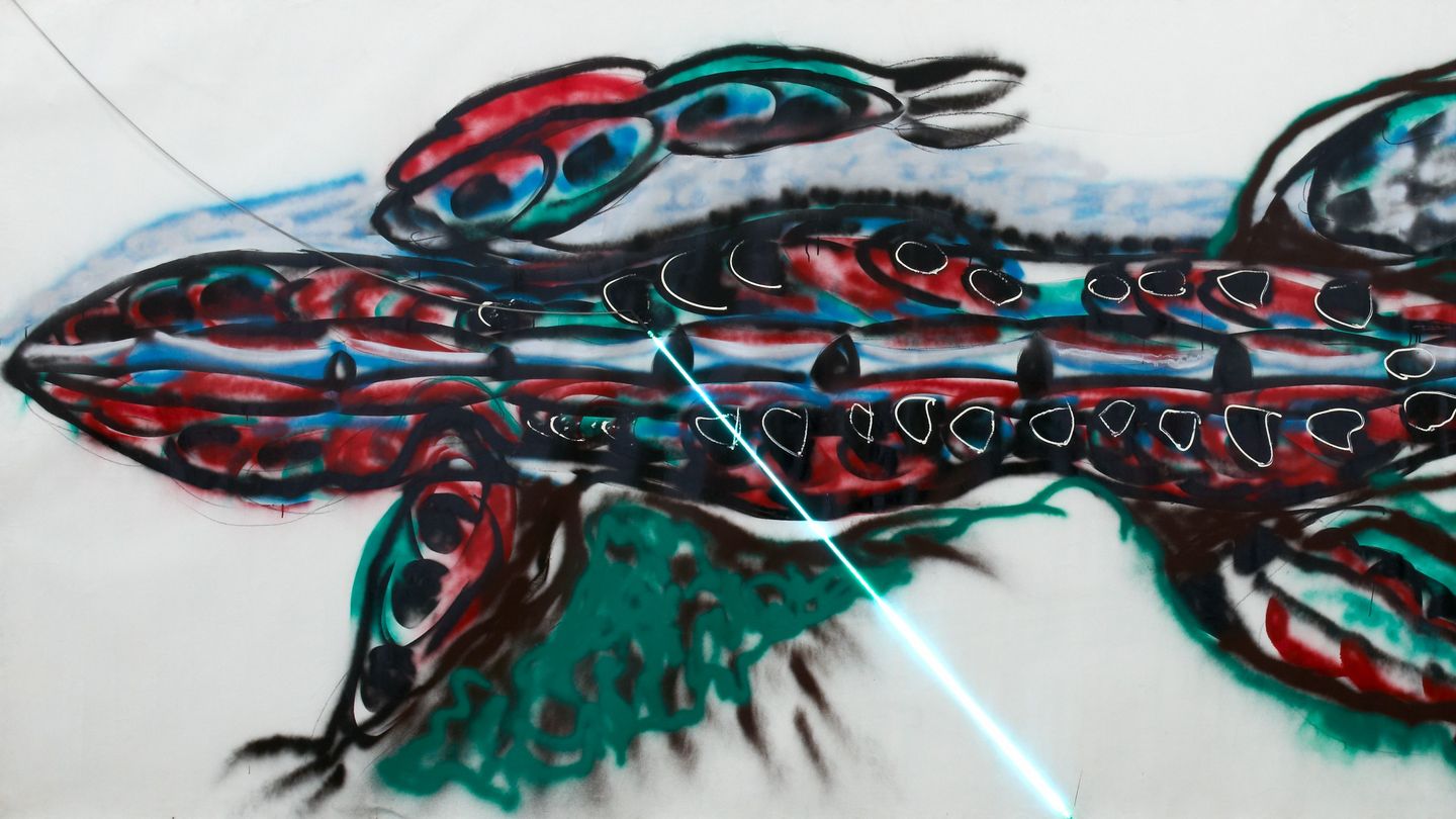 Diese Arbeit besteht aus einer großformatigen Malerei eines Salamanders in schneller Manier. Auf der Leinwand ist zudem eine hellblaue Neonröhre platziert.