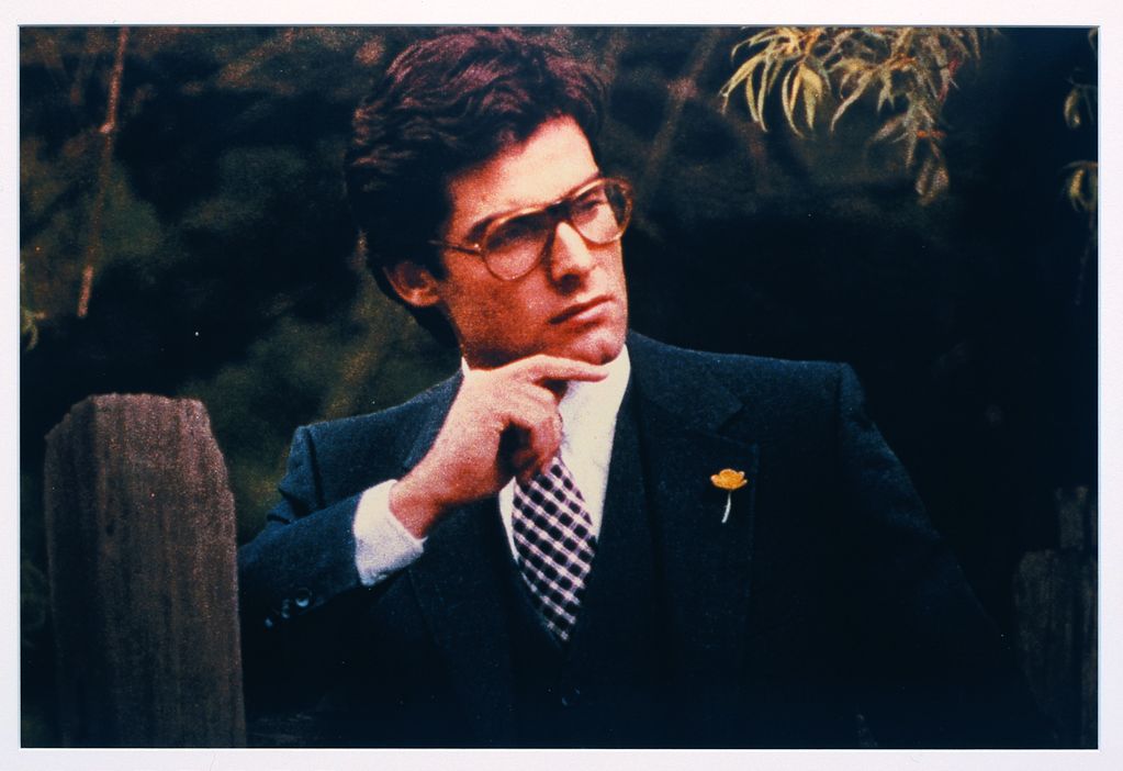 Fotografie eines Mannes im Anzug, der mit der linken Hand am Kinn nach rechts zur Seite blickt. Richard Prince, Sammlung Goetz München