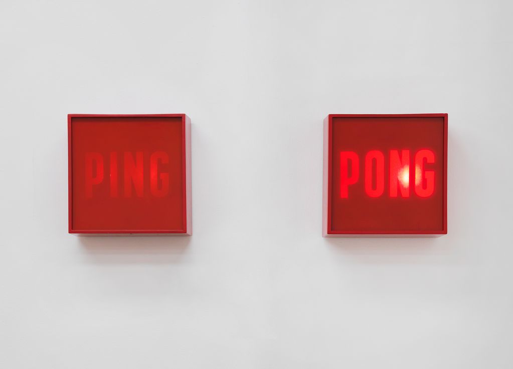 Zwei quadratische rote Leuchtkästen mit den Aufschriften "PING" und "PONG". Alighiero Boetti, Sammlung Goetz, München