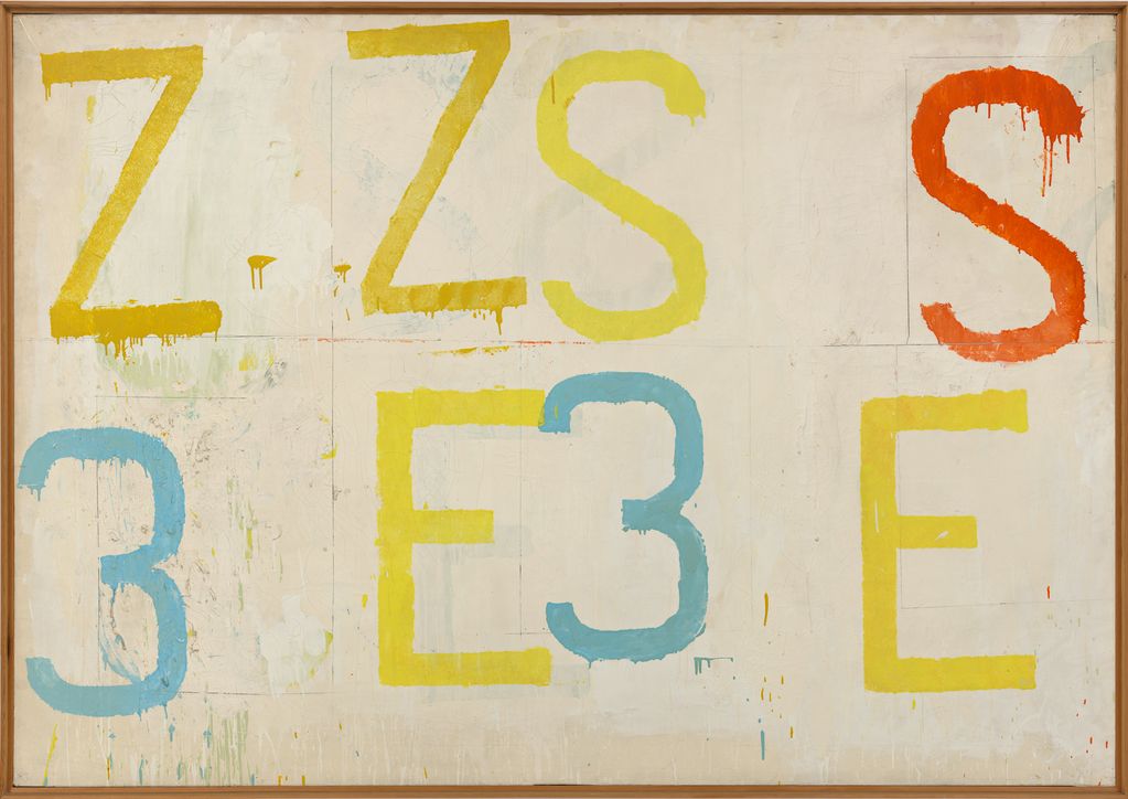 Diese Malerei von Jannis Kounellis besteht aus großen bunten Buchstaben und Zahlen auf weißem Grund. Oben sind die Buchstaben ZZSS in gelb und rot zu lesen, unten 3E3E abwechselnd in hellblau und gelb.