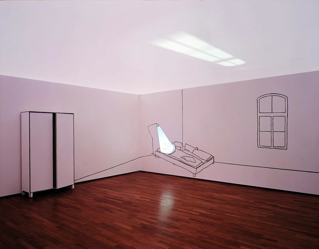 Installation shot showing a corner of a room generously. On the left is a wardrobe, which seems to be drawn on paper. Next to it is a wall drawing of a bed, the glow of the floor lamp is a projection. On the right is a drawn window, the light from which is projected at the top of the ceiling. Zilla Leutenegger, Sammlung Goetz Munich