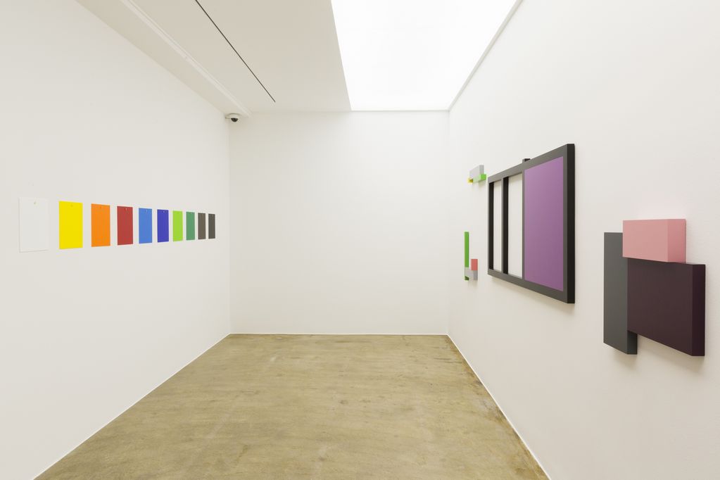 Ausstellungsraum in der Sammlung Goetz mit kleinformatigen, minimalistischen Arbeiten an den sich gegenüberliegenden Wänden hängend. Gerwald Rockenschaub, Sammlung Goetz München