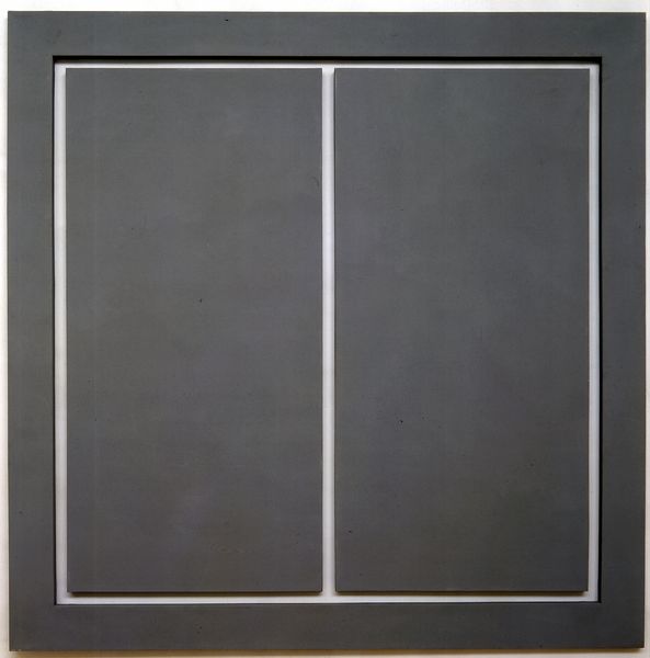 Dieses dreiteilige Wandobjekt von Alan Charlton hat einen anthrazit-farbenen, monochromen Anstrich und besteht aus einem quadratischen Rahmen mit zwei gleich langen und breiten Rechtecken darin.