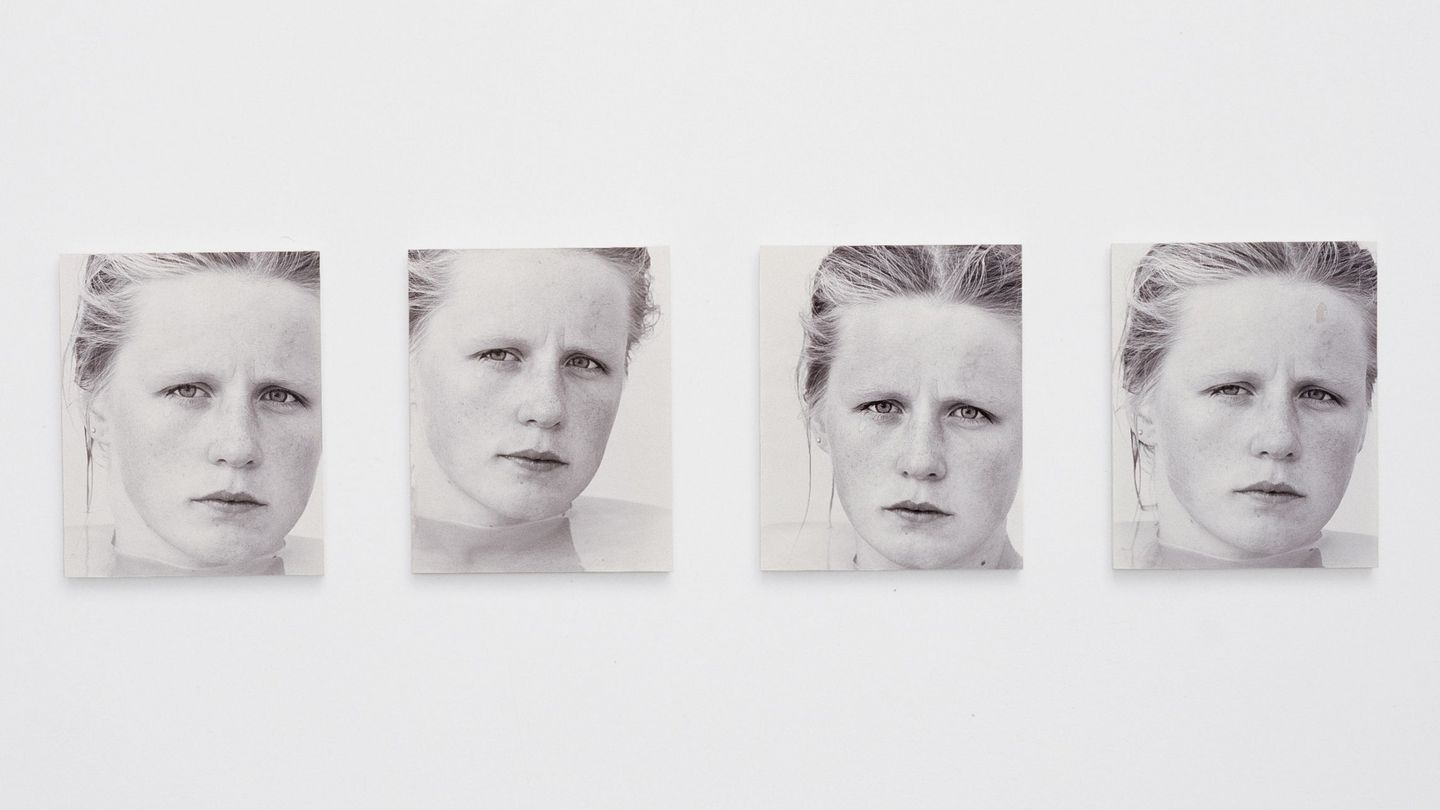 Photo installation of six black and white photographs on a white wall, all showing the face of a young blonde woman in water up to her neck. The expression of facial expressions and the pose of the face differ only minimally in the photographs. Roni Horn, Sammlung Goetz Munich