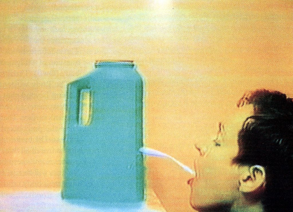Frau trinkt Milch in einem Loch in einem Kanister