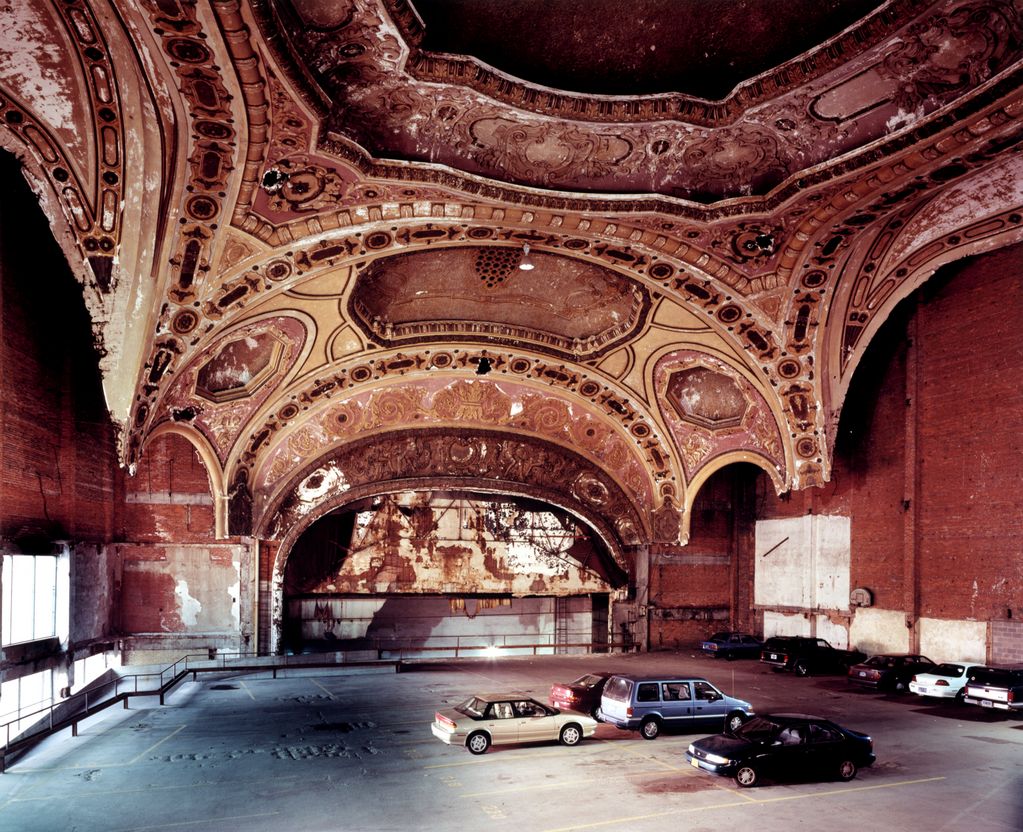 Altes, teilweise abgebrochenes Theater, das als Parkhaus für Autos umfunktioniert wurde. Stan Douglas, Sammlung Goetz München