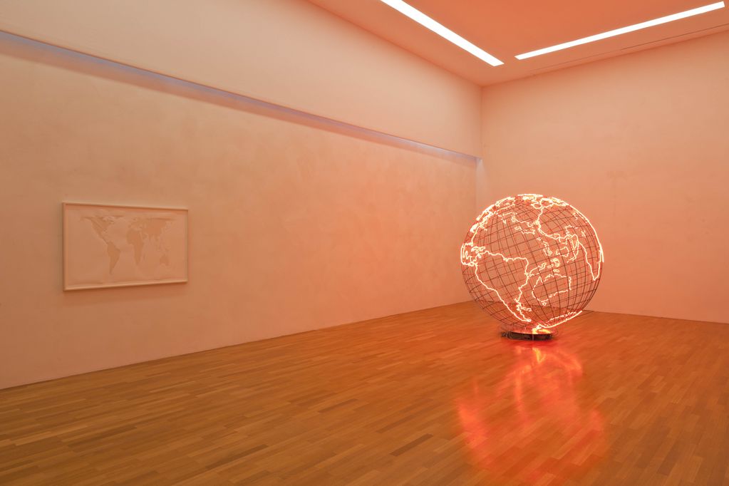 Installationsansicht der Arbeit "Hot Spot III" der Künstlerin Mona Hatoum in den Räumlichkeiten der Sammlung Goetz. Die Arbeit besteht aus einem Globus aus Stahlstreben, worauf sich die Kontinente in Form von hellweiß leuchtenden Neonröhren als Kontur befinden. Mona Hatoum, Sammlung Goetz München
