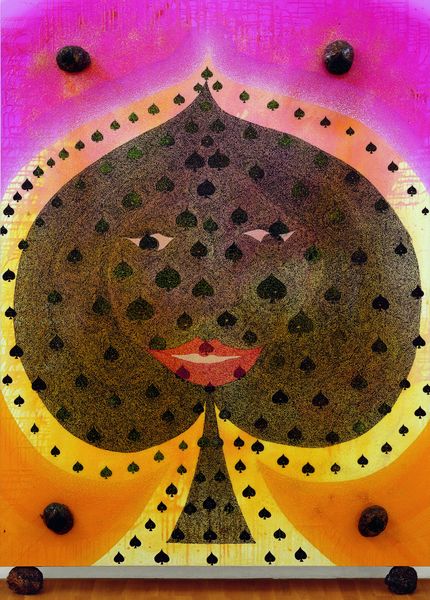 Hier ist eine Malerei von Chris Ofili zu sehen, die als Motiv ein großes, schwarzes Pique mit Augen und roten Lippen auf orange- und pinkfarbenem Hintergrund hat. Um das Pique-Gesicht herum befinden sich kleine Pique-Symbole, wie auch auf dem Gesicht selbst. Darüber hinaus hat der Künstler Applikationen aus Elefantenkot in den Ecken des Gemäldes aufgebracht.