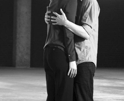 Video Still in schwarzweiß, das eine Person zeigt, die eine andere Person in ihren Armen hält. Shahryar Nashat, Sammlung Goetz München