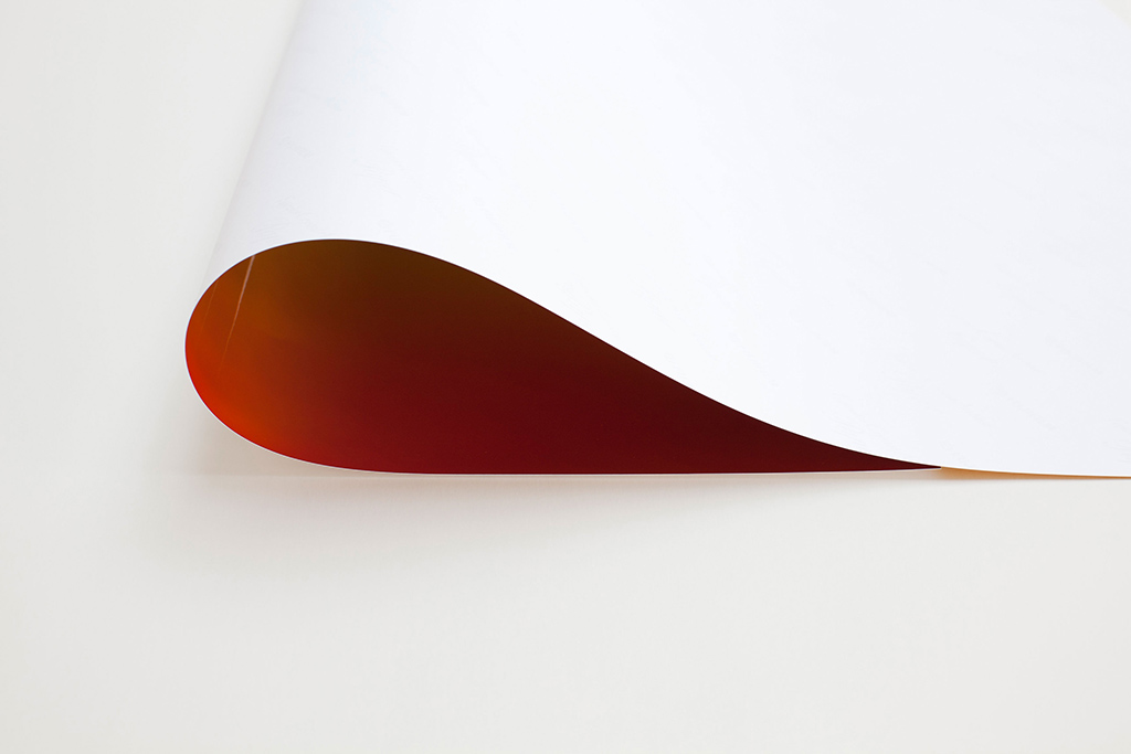 Farbfotografie, die Ecken eines Papierblattes (auf der Außenseite weiß, innen rot) liegen so aufeinander, dass sich die Form eines (roten) Tropfens abzeichnet. Wolfgang Tillmans, Sammlung Goetz, München
