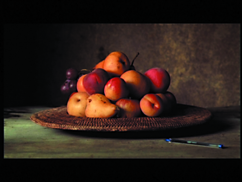 Video Still, Stillleben bestehend aus Äpfeln, Birnen, Pfirsichen und dunklen Weintrauben sowie einem Kugelschreiber. Sam Taylor-Johnson, Sammlung Goetz München