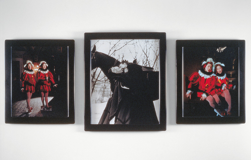 Drei Fotografien zeigen Gestalten aus CREMASTER 5. Matthew Barney, Sammlung Goetz, München