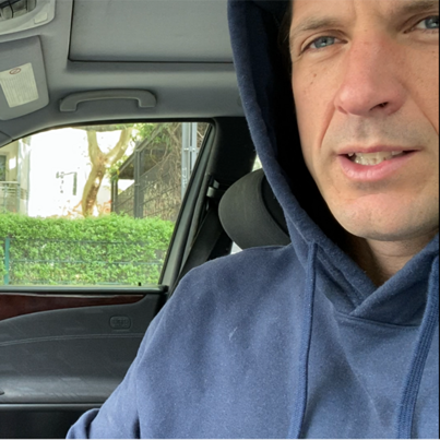 Foto von dem Künstler Cyrill Lachauer. Link zu den Lesungen seiner Seenotizen