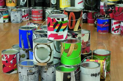 Diese Installationsaufnahme zeigt im Vorder- und Hintergrund mit Farbkopien bedruckte silberne Farbeimer. Wade Guyton/Kelley Walker, Sammlung Goetz München