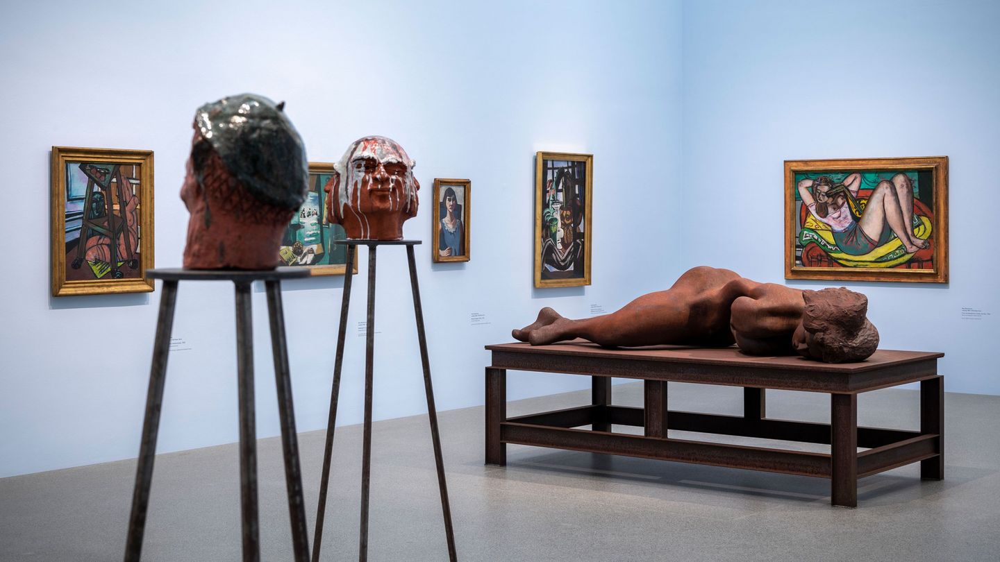 Exhibition hall with light blue painted walls with sculptures by Thomas Schütte (two painted clay heads on high pedestals and large steel sculpture of a reclining woman) and paintings by May Beckmann