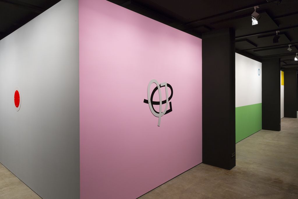 Exhibition room in the Sammlung Goetz with recessed, minimalistically decorated walls. Gerwald Rockenschaub, Sammlung Goetz Munich