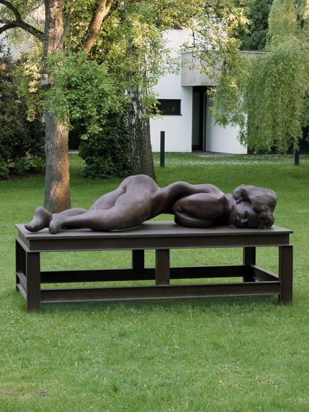 Stahlskulptur einer auf dem Bauch liegenden Frau im Garten der Sammlung Goetz. Thomas Schütte, Sammlung Goetz, München