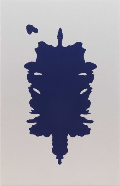 Hier ist ein Strickbild der Künstlerin Rosemarie Trockel, bestehend aus Wolle mit blauem Rorschachtest auf hellem, schlammfarbenem Hintergrund zu sehen.
