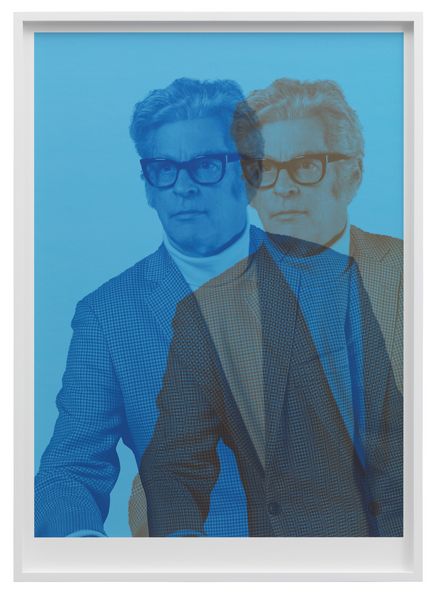 Selbstporträt des Künstlers Rodney Graham im Stil der Star-Porträts von Andy Warhol. Er trägt darauf eine dicke, dunkle Hornbrille, einen hellen Rollkragenpulli sowie ein Tweed-Sakko. Sammlung Goetz München