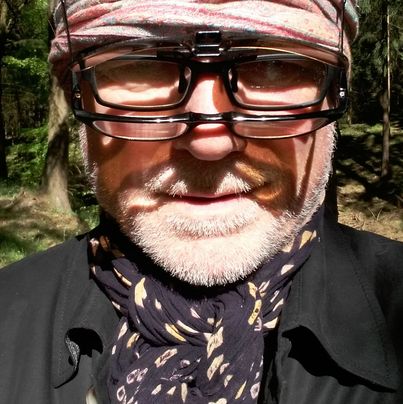 © Jochen Kuhn Portrait of the artist Jochen Kuhn with headscarf and several pairs of eyeglasses on his nose, Sammlung Goetz, Munich