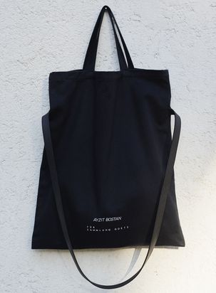 Schwarze Stofftasche mit Lederriemen