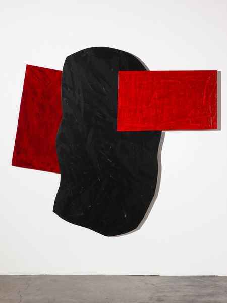 Geometrisch-abstraktes Wandobjekt bestehend aus der Kombination von drei ubereinander gelagerten, unregelmäßig geformten Platten, deren Oberfläche mit groben Pinselstrichen rot oder schwarz gestaltet ist. 