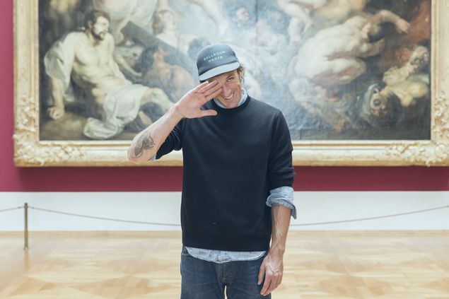 Portrait of the artist Cyrill Lachauer in front of a painting of the Alte Pinakothek in Munich. Cyrill Lachauer, Sammlung Goetz, Munich
