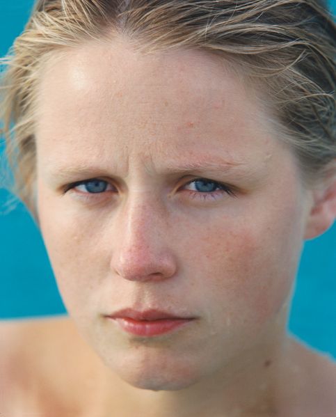 Colour photograph, portrait of a young blonde woman (close-up of the face). Roni Horn, Sammlung Goetz, Munich