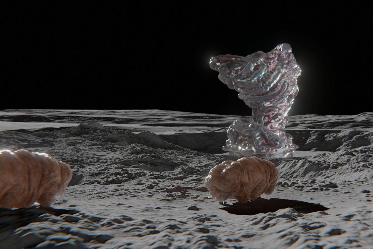 Zwei Bärtierchen in einer Mondlandschaft, hinter ihnen steht eine astrakte, gewundene Form – ähnlich wie ein verformter Felsen oder eine eingedrehte Skulptur aus weichem Material. Es sieht aus, als wäre es aus Glas oder durchsichtigem Kunststoff gemacht.