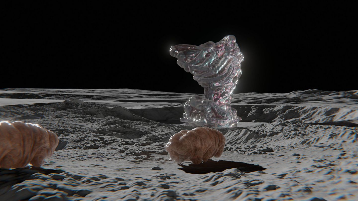 Zwei Bärtierchen in einer Mondlandschaft, hinter ihnen steht eine astrakte, gewundene Form – ähnlich wie ein verformter Felsen oder eine eingedrehte Skulptur aus weichem Material. Es sieht aus, als wäre es aus Glas oder durchsichtigem Kunststoff gemacht.