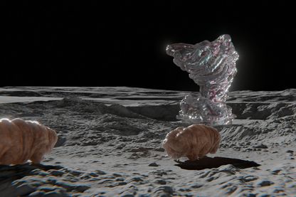 Zwei Bärtierchen in einer Mondlandschaft, hinter ihnen steht eine astrakte, gewundene Form – ähnlich wie ein verformter Felsen oder eine eingedrehte Skulptur aus weichem Material. Es sieht aus, als wäre es aus Glas oder durchsichtigem Kunststoff gemacht.